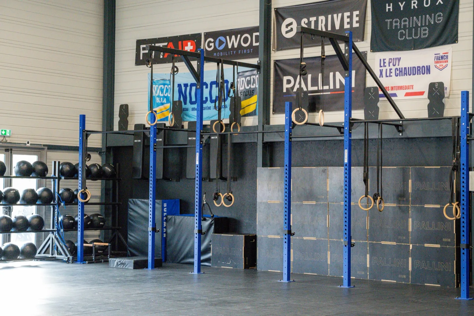 Espace principal de CrossFit Le Puy avec rig, anneaux et matériel d'entraînement