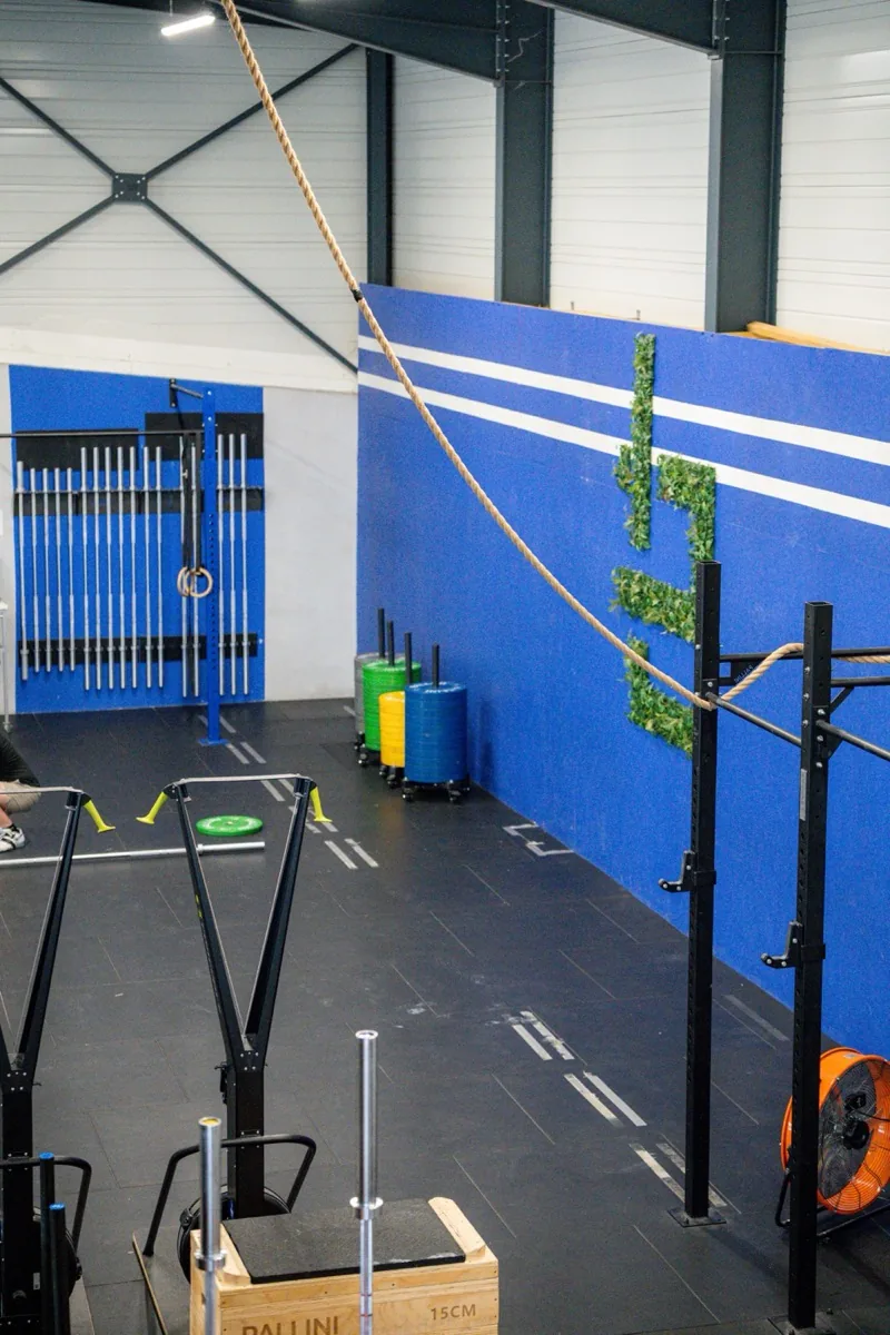 Zone d'entraînement HYROX avec corde, sleds et matériel fonctionnel à CrossFit Le Puy