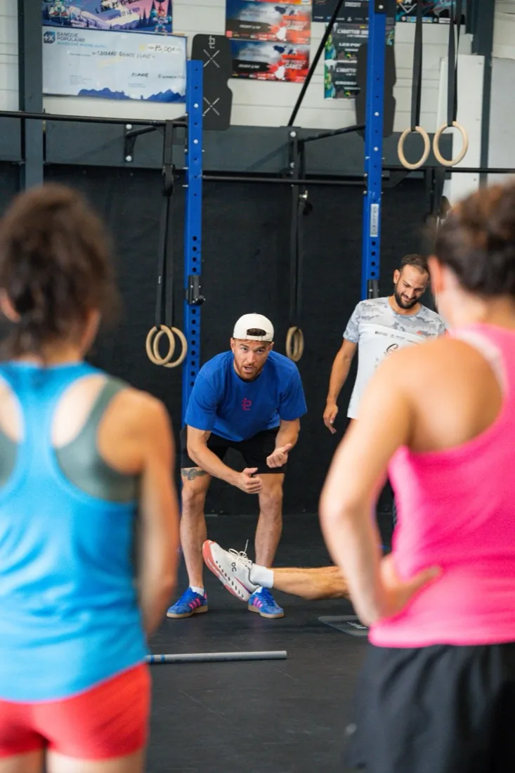 Coach guidant un entraînement de groupe à CrossFit Le Puy